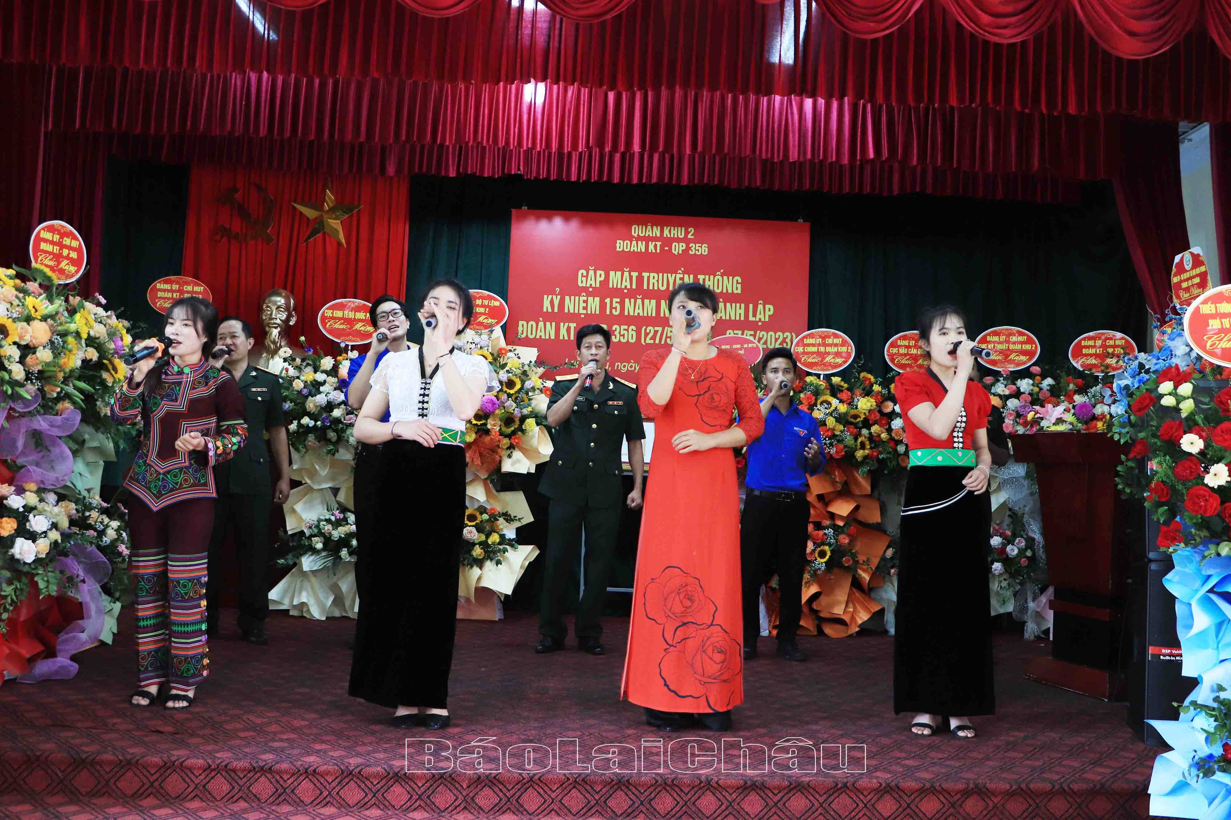 Văn nghệ chào mừng.